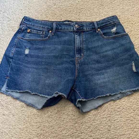 Levi’s High Rise Shorts - Picture 1 of 3